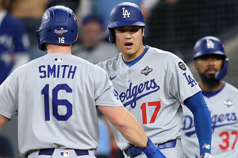 ワールドシリーズで殊勲の働きを見せた正捕手スミスを迎える大谷翔平。各選手が持ち味を発揮してのドジャース連覇だった ／ photograph by AFP/JIJI PRESS