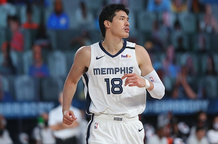 昨季までグリズリーズと2ウェイ契約を結んでいた渡邊雄太。キャンプに参加することが決まったラプターズで生き残りを懸けたアピールを続ける ／ photograph by Getty Images