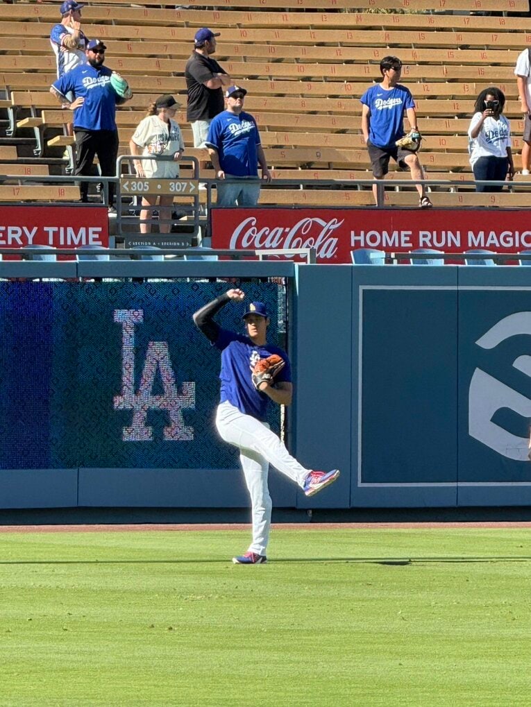 試合前にキャッチボールを行う大谷　©Naoyuki Yanagihara