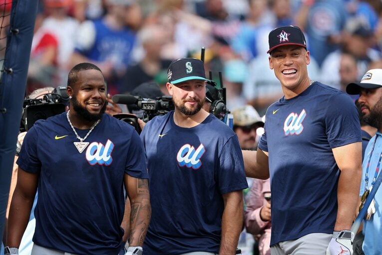 オールスターでローリー（中央）と談笑するジャッジ　©Getty Images