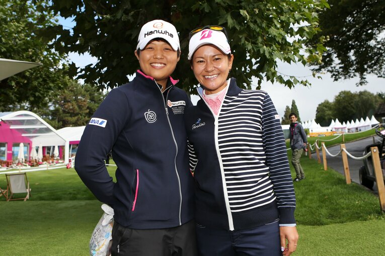 2017年9月エビアン選手権（フランス）で、現役ラストマッチとなった宮里藍と笑顔で写真に収まる野村敏京　©︎Shizuka Minami