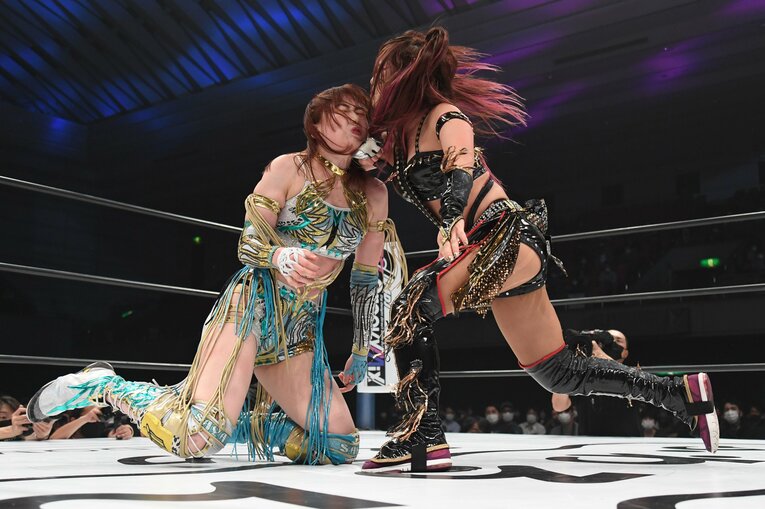 KAIRIと真っ向勝負を繰り広げる上谷沙弥　©Masashi Hara