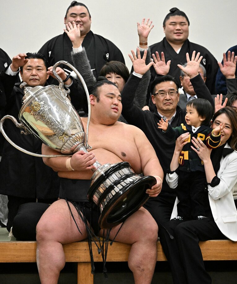 パパになっていたことを明かした貴景勝。優勝後に長男をお披露目した　©JIJI PRESS