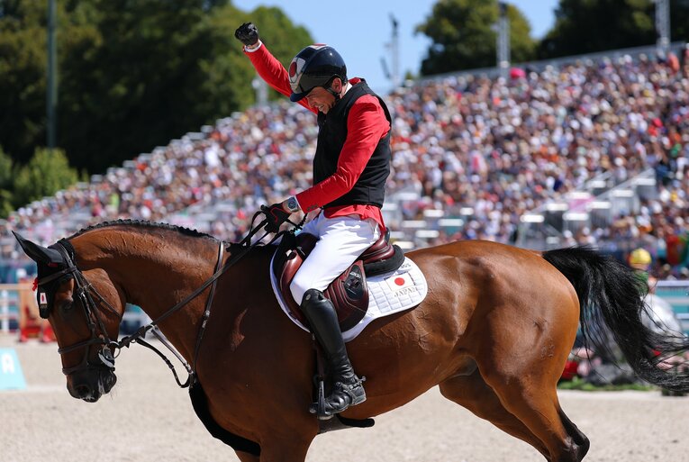 観客の声援に応えるハーゼ柴山崇と愛馬のカラメルM＆M　©Getty Images