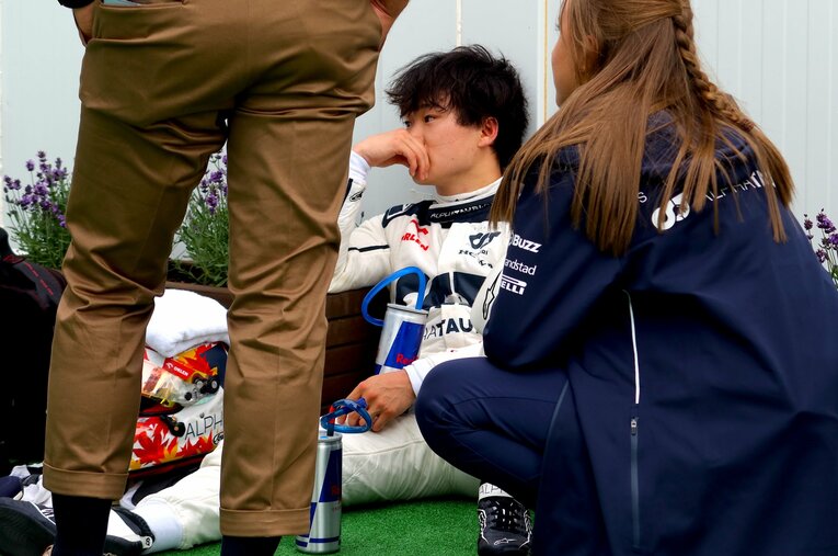 今季初めてのシングルフィニッシュが幻となり、茫然自失の体で関係者に見守られる角田 ／ photograph by Masahiro Owari