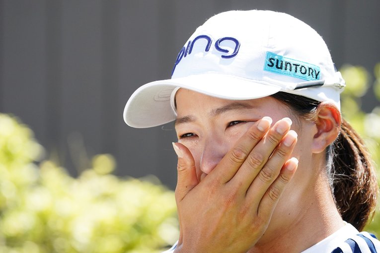 タッグを組んだ日本人キャディが新型コロナウイルスの検査で陽性反応が出たため、急きょ地元のキャディに交代。さまざまな感情が押し寄せ、ホールアウト後にはカメラの前で涙をこぼした　©Shizuka Minami