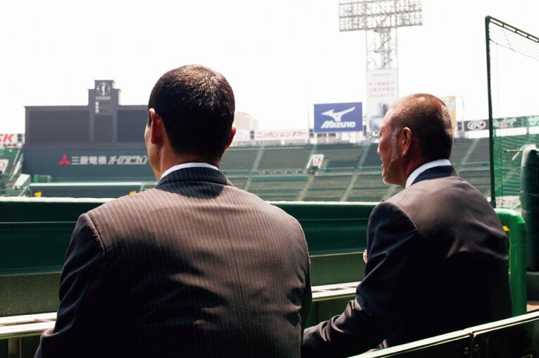甲子園のベンチに座る桑田と清原　©︎Kisei Kobayashi