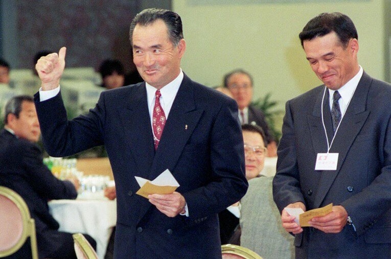 1992年11月21日のドラフト会議。4球団競合の末、長嶋茂雄新監督がクジを引き当ててニッコリ ／ photograph by Sankei Shimbun