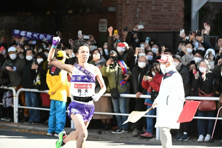 アンカー・青柿はレース中、何度もガッツポーズを見せた　©JMPA