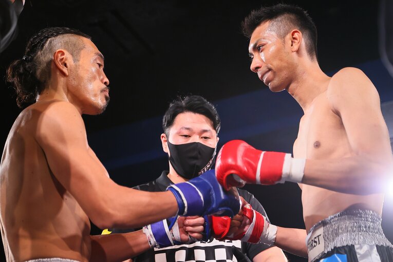 「RISE FIGHT CLUB」で“元ドラ2”相内誠（27歳、右）と対戦した安彦考真（44歳、左）　©RISE