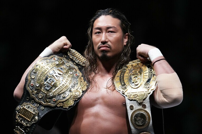 IWGPヘビー級王座とGLOBAL王座を手にする辻陽太。1月5日、大田区総合体育館　©Essei Hara