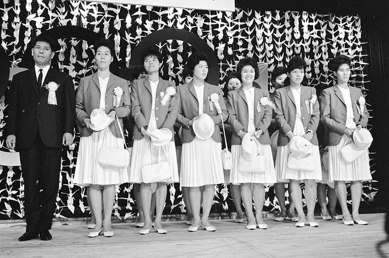 バレー東京五輪金メダルの大松監督と「東洋の魔女」 ／ photograph by BUNGEISHUNJU