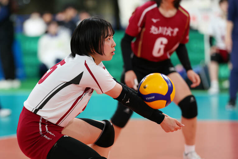 大庭愛海里（写真）のサービスエースで始まった準決勝・下北沢成徳戦。リベロ石崎の他にも髪を伸ばしている選手は複数いた　©︎Yohei Osada/AFLO SPORT