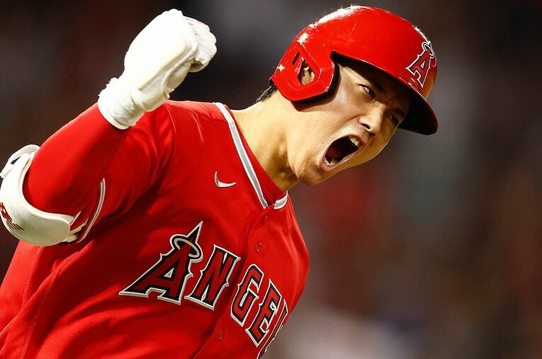 35号ホームラン後、渾身のガッツポーズを見せる大谷翔平。そこに浮かび上がるのは「勝ちたい」という一心である ／ photograph by Ronald Martinez/Getty Images