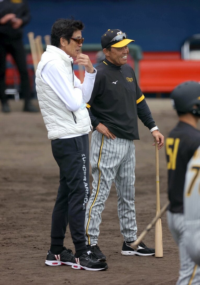江本孟紀氏と岡田彰布　©Sankei Shimbun