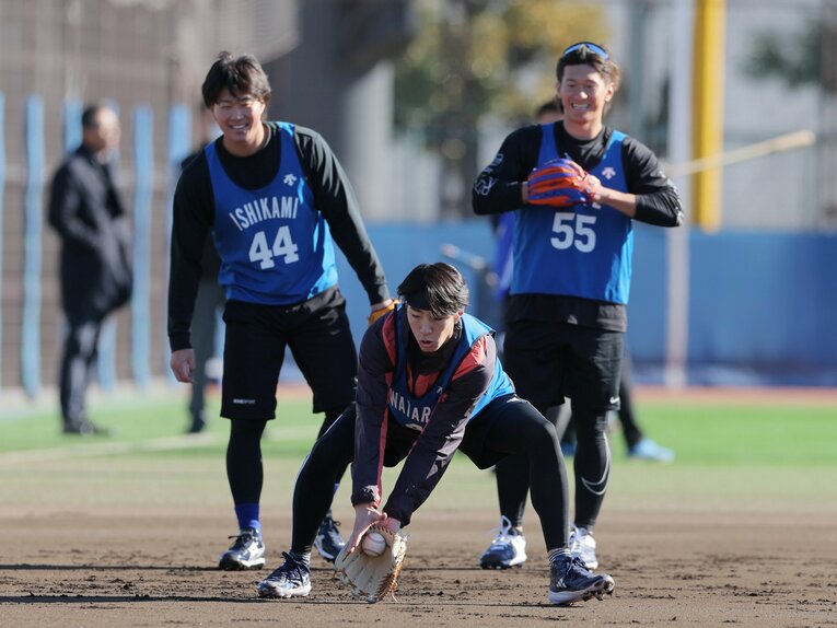 石上は背番号44、度会は背番号4。1歳違いの2人、仲は良い　©JIJI PRESS