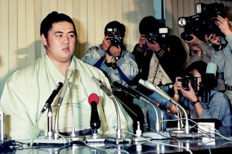 1987年12月31日、「廃業」の記者会見を行う横綱・双羽黒こと北尾光司。大相撲の未来を背負うはずだった大器は24歳の若さで角界を去った ／ photograph by KYODO