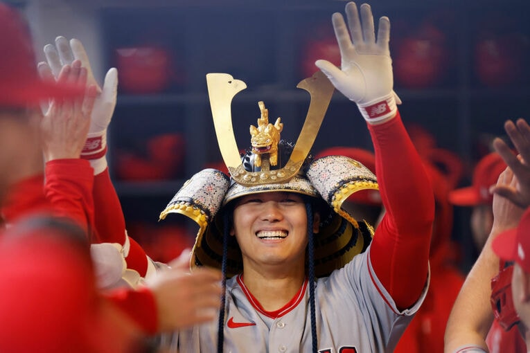 ホームラン後、兜をかぶってニコニコ　©Getty Images