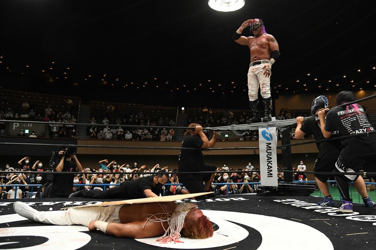 「死んでもいい覚悟なんていらねぇんだよ！」葛西純はエル・デスペラードに何を伝えたのか？ カメラマンが激写した“血と熱狂の23分30秒”(43)