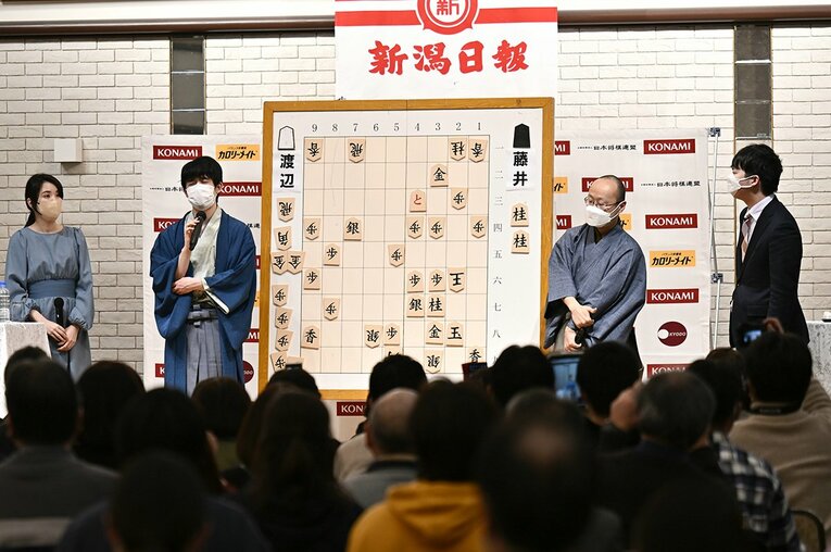 棋王戦第3局後の両対局者。大盤解説を担当した高見（右端）の姿も　©JIJI PRESS