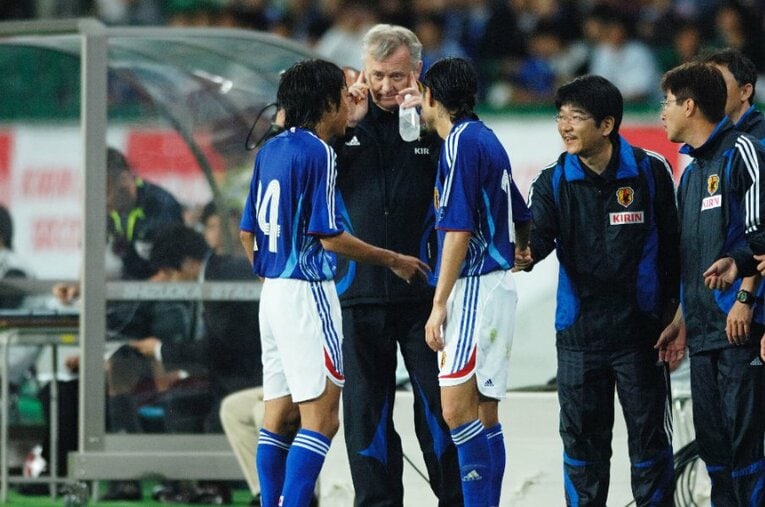 2007年6月、モンテネグロとの国際親善試合で故イビチャ・オシムさんから指示を受ける中村憲剛氏と鈴木啓太氏。名将の教えは後進に大きな影響を与えた ／ photograph by AFLO