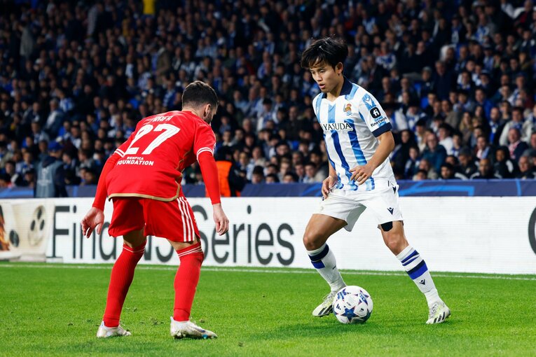 ラファ・シウバの重心を見てドリブルを仕掛ける　©Daisuke Nakashima