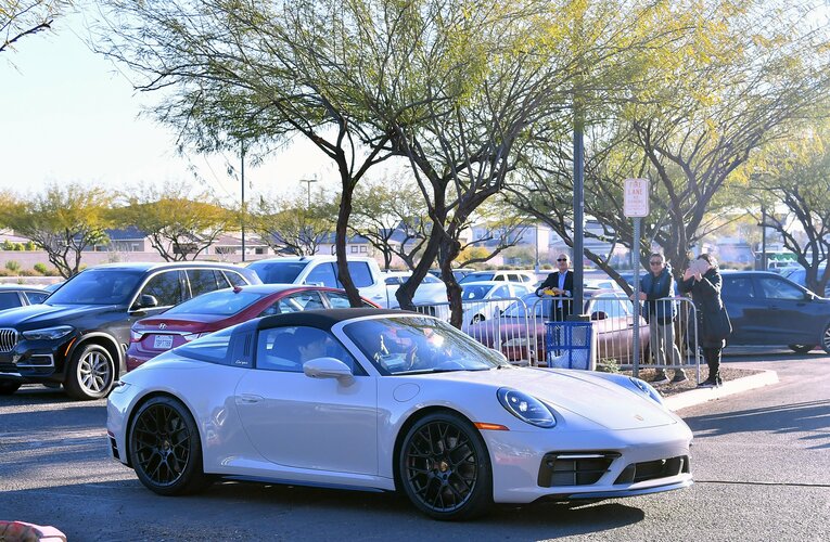 【最新】自ら運転するポルシェでキャンプ施設に入る大谷　©JIJI PRESS