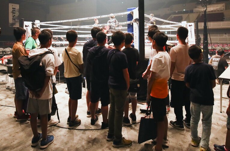 「天心ファミリープロジェクト」で試合に招待された子どもたち　©Susumu Nagao