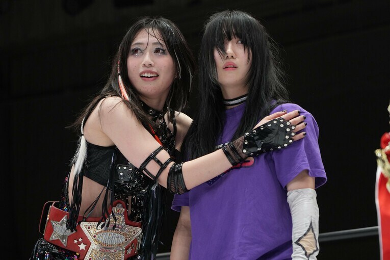 玖麗さやかを中野たむのタッグパートナーに指名した上谷沙弥　©Essei Hara