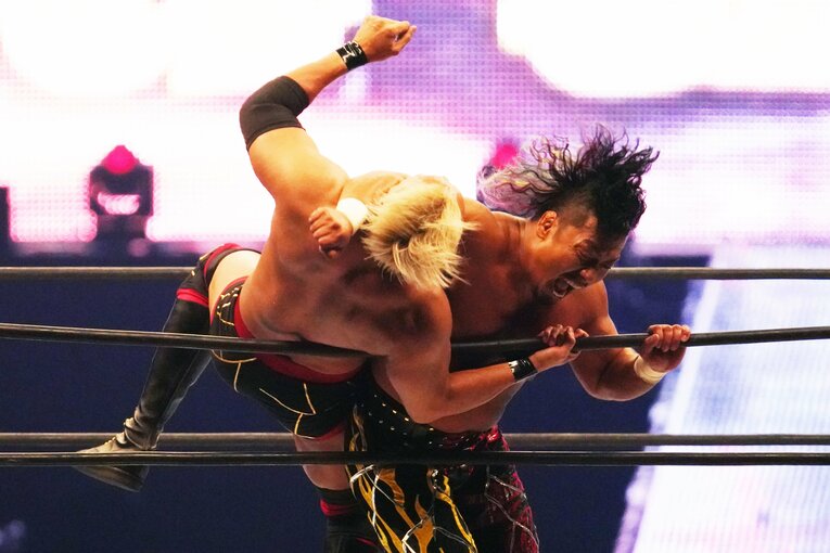 鷹木の強烈なラリアット