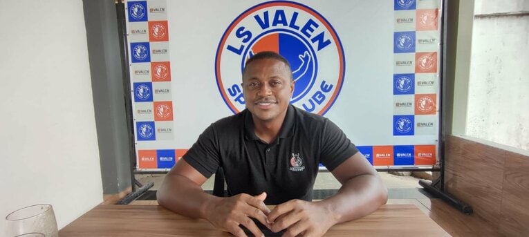 選手育成クラブのエンブレムの前で。「LS」はレオ・シルバの頭文字。©Hiroaki Sawada