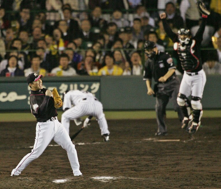 阪神を破り日本一となった瞬間、抑えの小林雅は大きくガッツポーズ　©︎JIJI PRESS