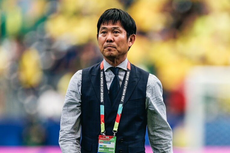 北中米W杯のラウンド32でブラジルに敗れ、ピッチを去る森保一監督。アジア杯までの「期限付き続投」が濃厚と報じられている ／ photograph by Kiichi Matsumoto/JMPA