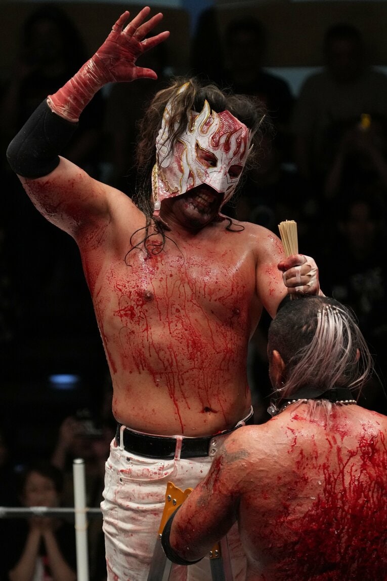 葛西純の頭に竹串を突き刺すエル・デスペラード　©Masashi Hara