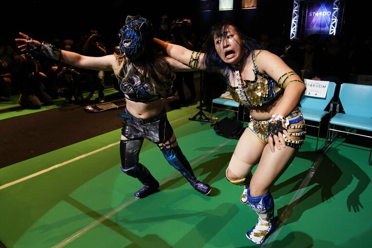 「しょっぱいんだよ！」顔面に塩を全力投球…やりたい放題の“闇堕ち”スターライト・キッドが、渡辺桃を悪の軍団に引きずり込む？(10)