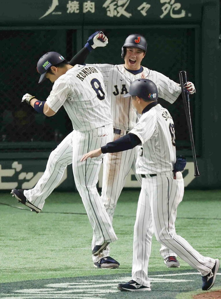 韓国戦にて、ソロ本塁打を放った近藤健介を祝福する大谷　©JIJI PRESS