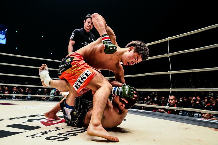 ニキータ・サプンに腕を極められかけるも、鮮やかなエスケープからパウンドで逆転KO勝ち　©RIZIN FF Susumu Nagao