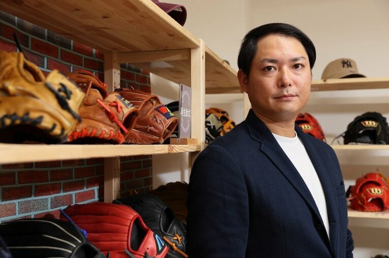 昨年1月に「慢性骨髄性白血病」を患っていることを発表した元ソフトバンク攝津正。現在は「グローブ再生工房Re-Birth」のアンバサダーも務める ／ photograph by Shigeki Yamamoto