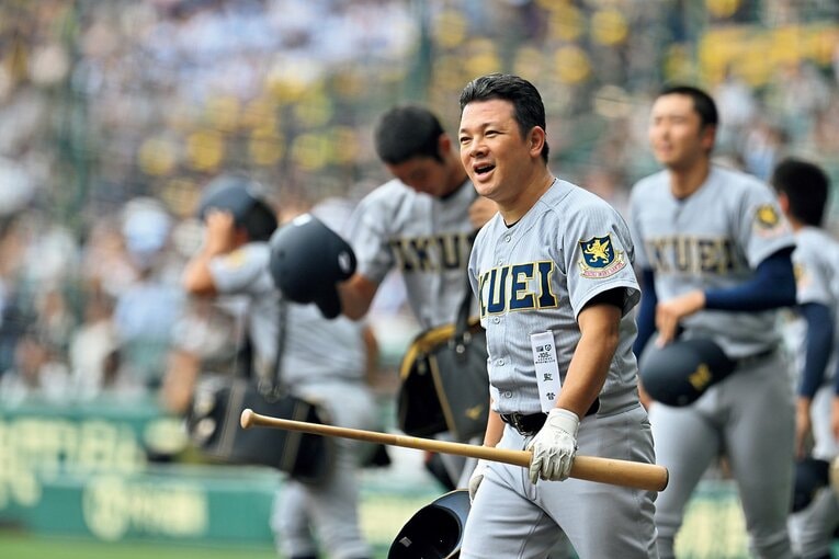 須江航／1983年4月9日、埼玉県生まれ。越境入学した仙台育英高では学生コーチを務める。八戸大卒業後は秀光中を率い、'18年に仙台育英高の監督就任。'22年夏の甲子園で東北勢初優勝を果たし「青春って密」の優勝インタビューも話題に。'23年は2年連続で決勝に進出した　©Hideki Sugiyama