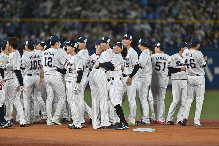 村上は青木にも感謝のハグ　　©Hideki Sugiyama