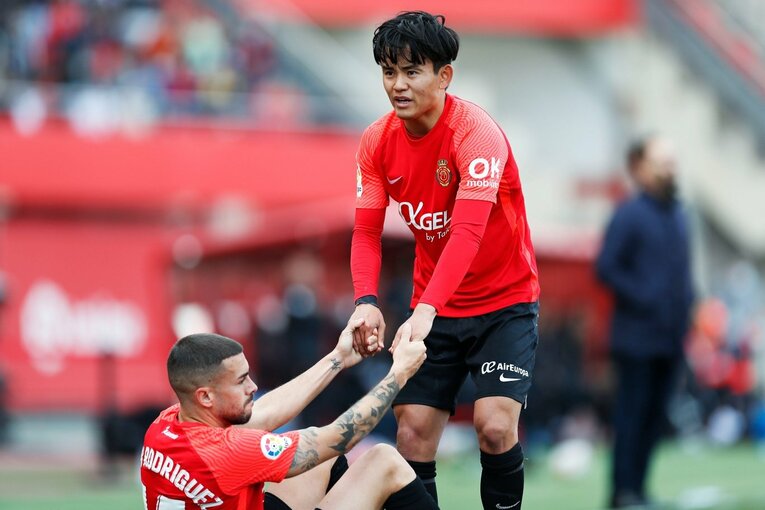 久保建英が“不可解判定”に怒った！ ラフプレーに抗議→イエローも…「バモス！クボ」とファンが信頼する理由〈撮影者の視点〉(31)