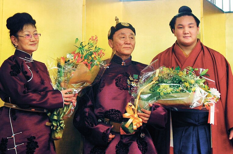 白鵬の新十両昇進を祝う両親（2003年12月） ／ photograph by KYODO