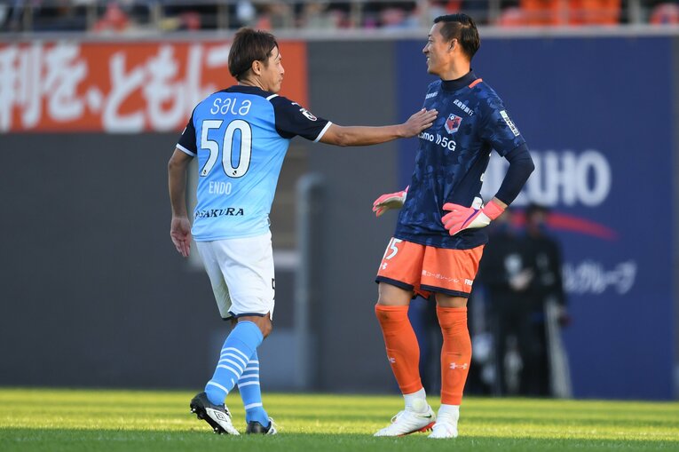 第36節のジュビロ戦、同学年の遠藤保仁と言葉をかわす南雄太　©Getty Images
