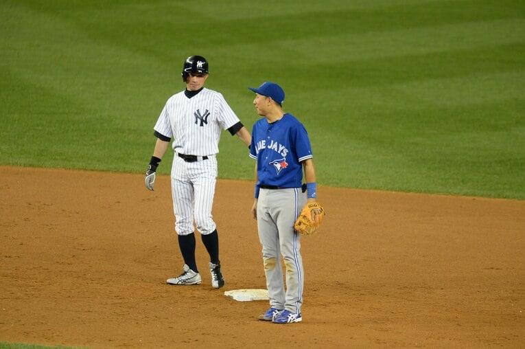 川崎宗則（当時ブルージェイズ）とのツーショット　©BUNGEISHUNJU