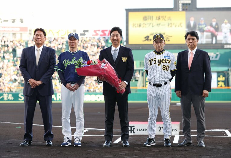 名球会ブレザー授与式で記念撮影する元阪神の藤川球児（中央）。ヤクルト高津監督、佐々木主浩氏の姿も　©JIJI PRESS