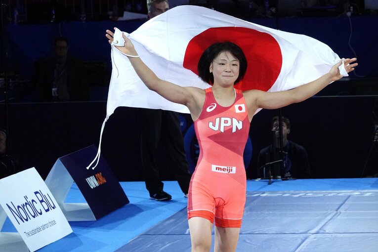 世界選手権初制覇を果たし、日の丸を掲げる藤波朱理　©Koji Fuse