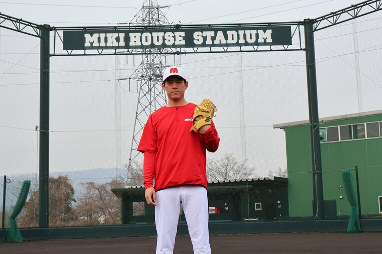 まだ「違和感がある」というミキハウスの赤いユニフォームに身を包んだ桜井　©Fumi Sawai