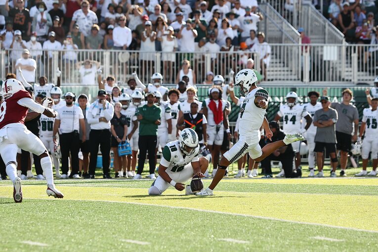 8月のシーズン開幕戦では試合終了間際のフィールドゴールを任された／ハワイ大学提供