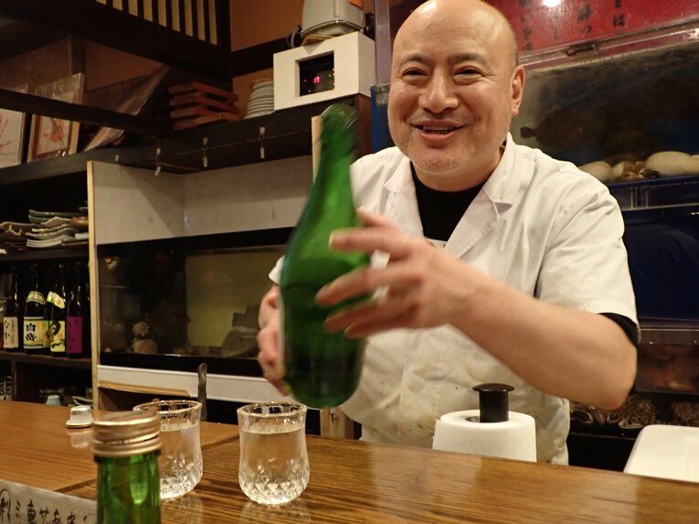 「藤よし」にはいい日本酒が揃っている　©Essei Hara