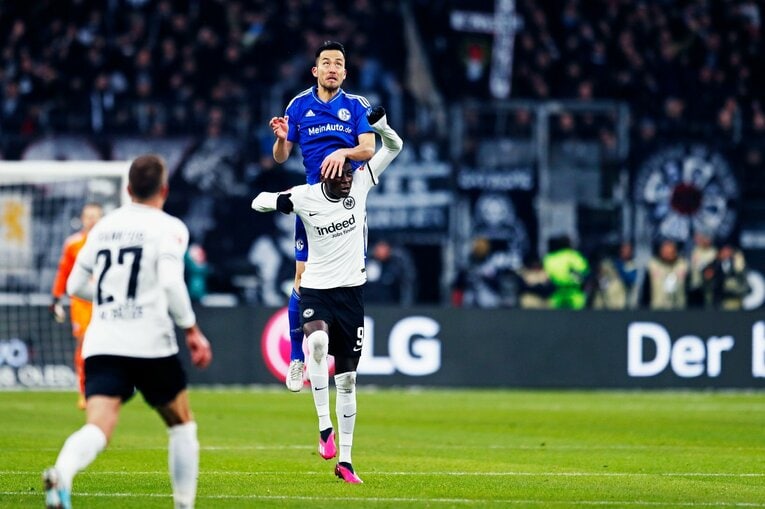 「1年前はJ2→ドイツ5部」上月壮一郎22歳の堂々1部デビュー…長谷部誠と握手、鎌田大地vs吉田麻也のW杯組対決も〈現地撮影〉(41)